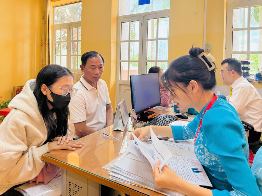 Phụ huynh đồng hành cùng con em đến làm thủ tục nhập học tại BDU Cà Mau. gen-h-bdu-4.jpg