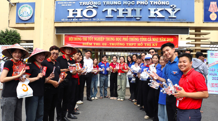 Đội hình Tiếp sức mùa thi tại điểm thi Trường THPT Hồ Thị Kỷ (TP Cà Mau).