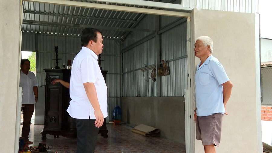 Phó Chủ tịch UBND tỉnh Cà Mau Nguyễn Minh Luân thăm hỏi gia đình được hỗ trợ nhà ở. gen-h-xoa-nha-tam-3.jpg