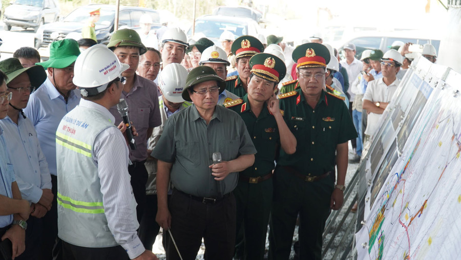 Thủ tướng Phạm Minh Chính nghe báo cáo tiến độ thi công Dự án cao tốc Cần Thơ - Cà Mau.