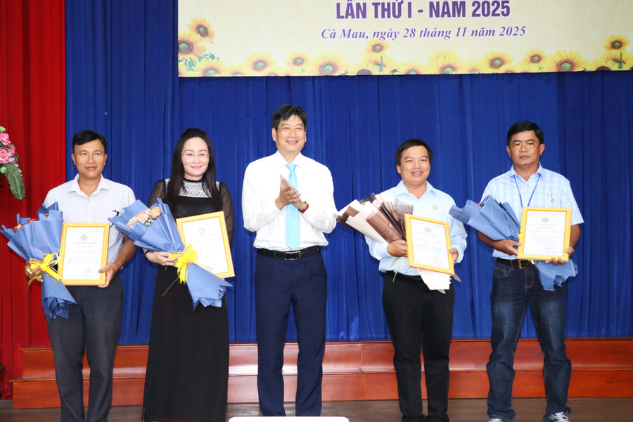 Đại diện các nhóm tác giả có dự án đạt giải Nhất tại Hội thi nhận giải.