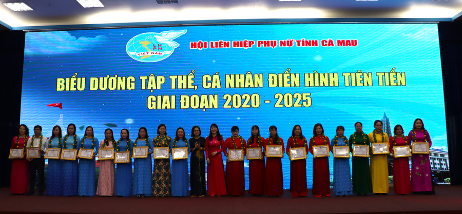 Những cá nhân điển hình tiên tiến được biểu dương. dien-hinh-10.jpg