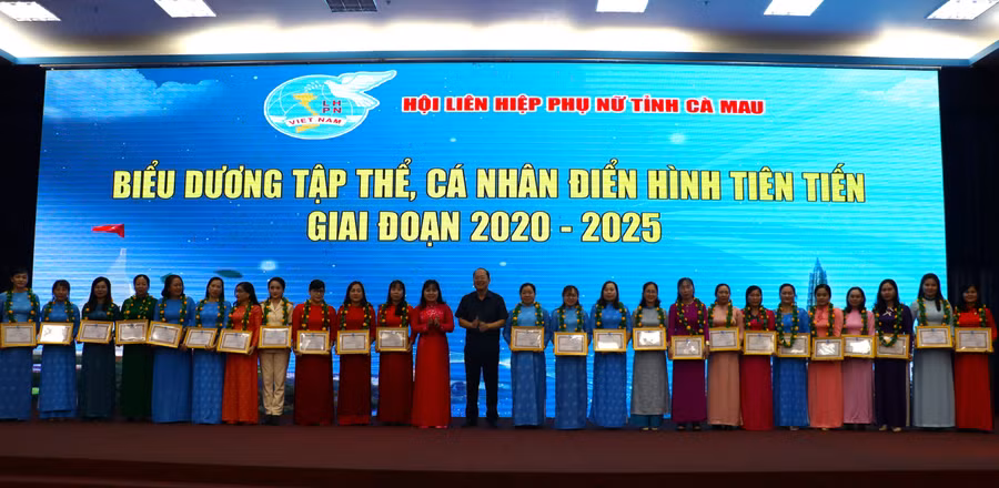 Các tập thể được tuyên dương điển hình tiên tiến.