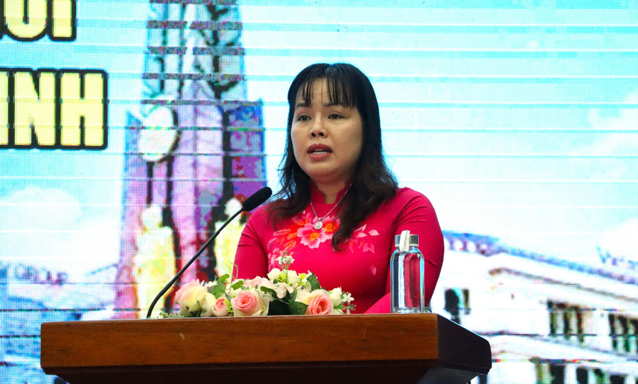 Bà Trần Thị Kiều Yến, Chủ tịch Hội LHPN tỉnh Cà Mau phát biểu tại hội nghị. dien-hinh-12.jpg