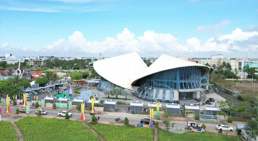 Quảng trường Hùng Vương (TP Bạc Liêu, tỉnh Bạc Liêu).