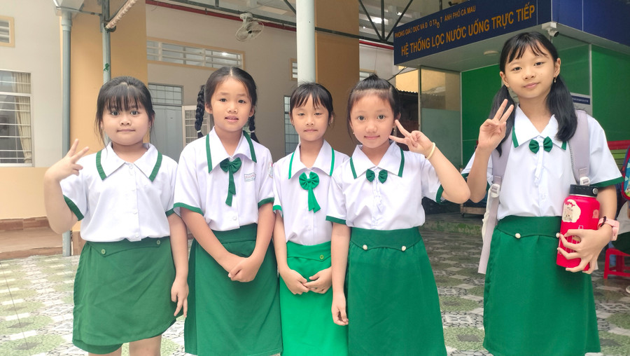 Học sinh Trường Tiểu học Nguyễn Tạo vui vẻ khi gặp bạn bè. hs-tuu-truong-4.jpg
