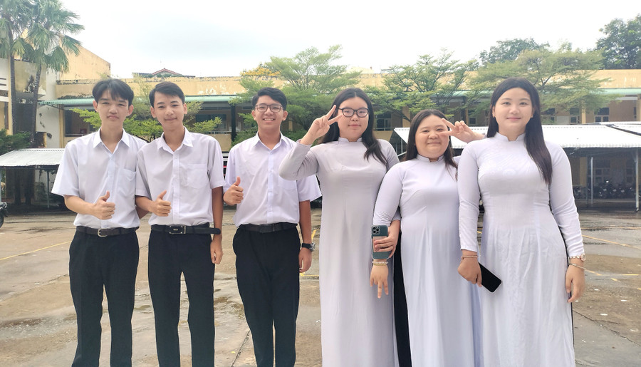 Học sinh Trường THPT Hồ Thị Kỷ phấn khởi đến trường. hs-tuu-truong-1.jpg