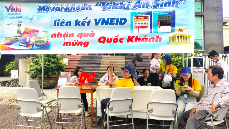 Một điểm hướng dẫn người dân mở tài khoản an sinh liên kết VNEID nhận quà Quốc Khánh. an-tet-4.jpg