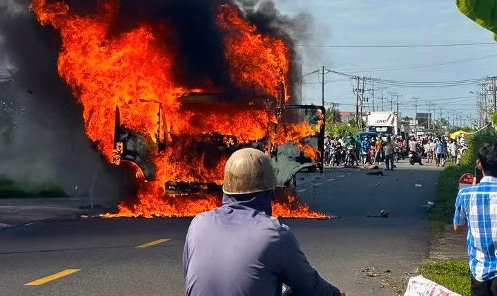 Xe tải và xe máy bốc cháy trong vụ tai nạn.