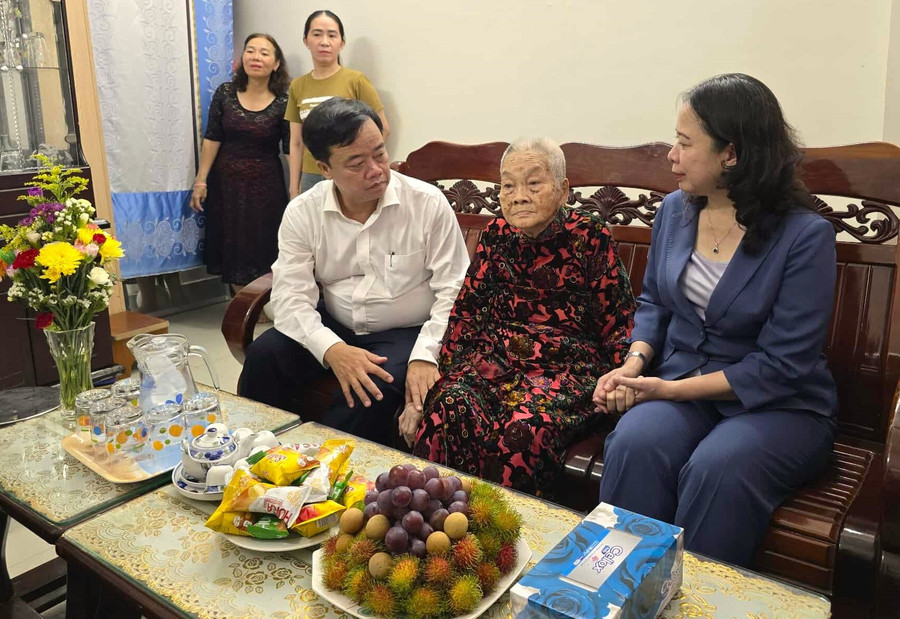 Phó Chủ tịch nước Võ Thị Ánh Xuân thăm Mẹ Việt Nam Anh hùng Lê Thị Chi.