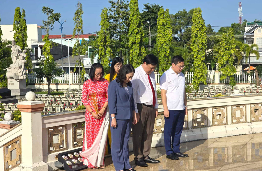 Phó Chủ tịch nước Võ Thị Ánh Xuân và lãnh đạo tỉnh Cà Mau dành một phút mặc niệm tưởng nhớ công lao các Anh hùng liệt sĩ. pho-chu-tich-nuoc-3.jpg