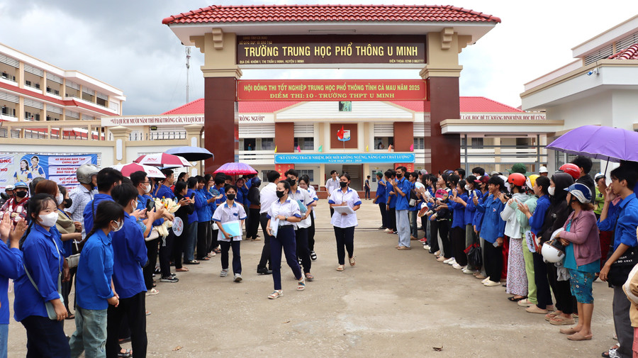 ការប្រឡងសញ្ញាបត្រមធ្យមសិក្សាទុតិយភូមិឆ្នាំ 2025 នៅខេត្ត Ca Mau បានបញ្ចប់ដោយជោគជ័យ។ hinh-anh-dep-mua-thi-22.jpg