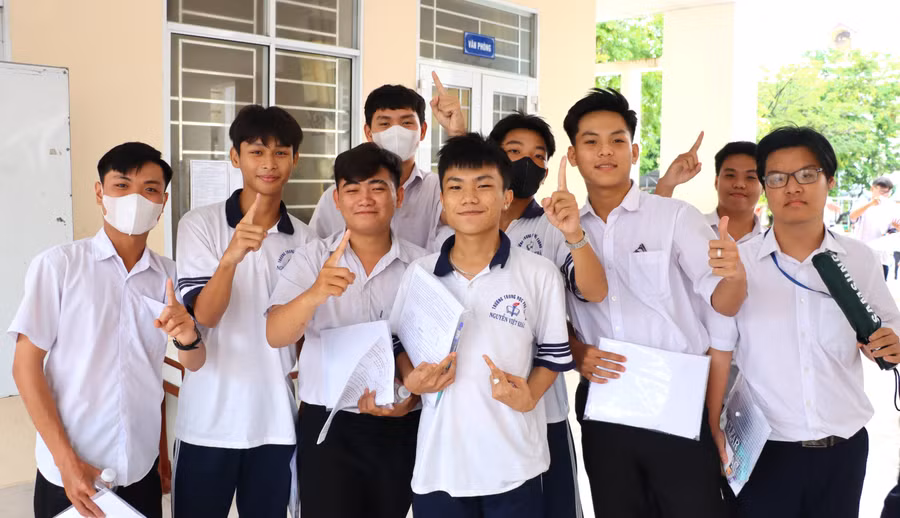 Thí sinh hào hứng chụp ảnh sau buổi thi.