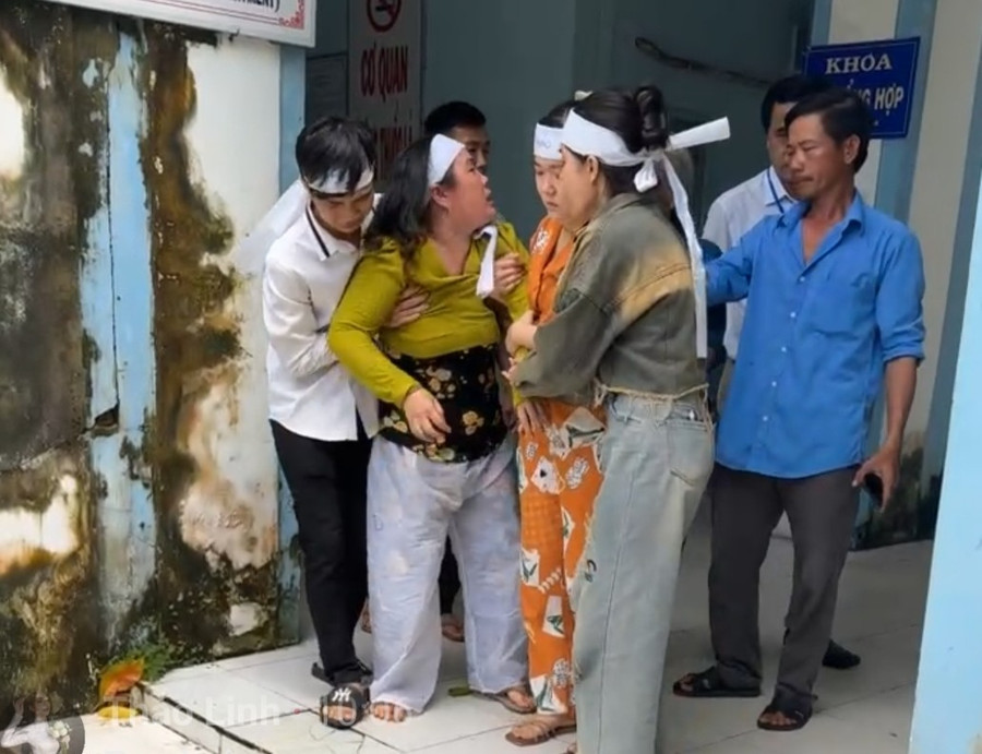 Người nhà bệnh nhân đến Trung tâm Y tế U Minh gây náo loạn (ảnh cắt từ video clip). trung-tam-y-te-u-minh-2.jpg