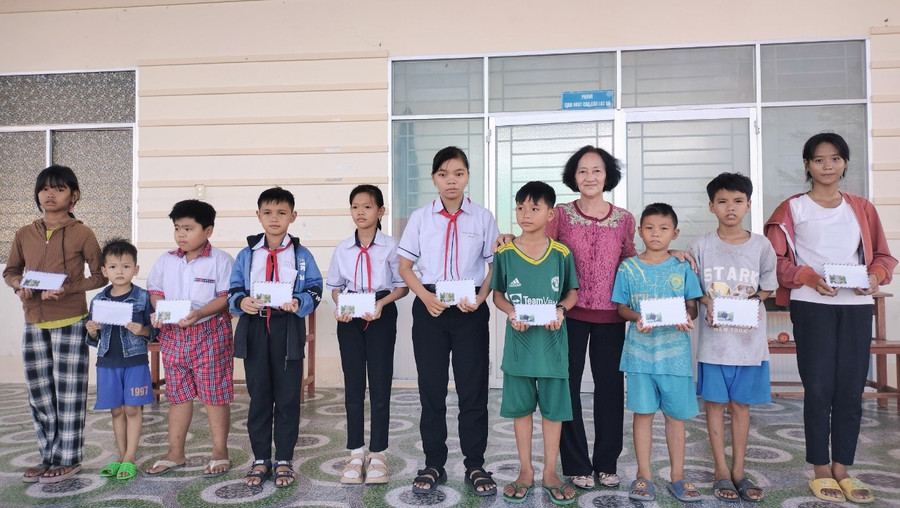 Cô Lê Thị Bích Thủy vận động nhà hảo tâm hỗ trợ học sinh khó khăn. nhung-giao-vien-khong-tuoi-huu-7.jpg
