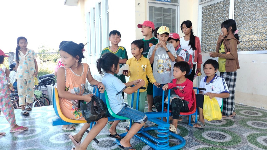 Học trò của cô Lê Thị Bích Thủy vui chơi giữa giờ học. nhung-giao-vien-khong-tuoi-huu-8.jpg