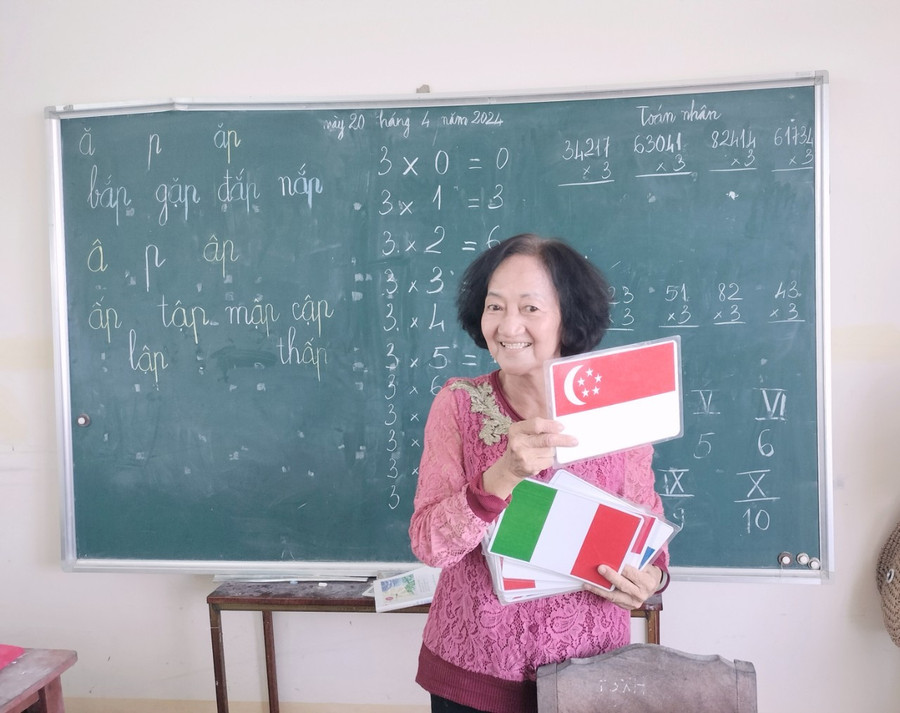Cô Lê Thị Bích Thủy giảng dạy cho học trò. nhung-giao-vien-khong-tuoi-huu-6.jpg