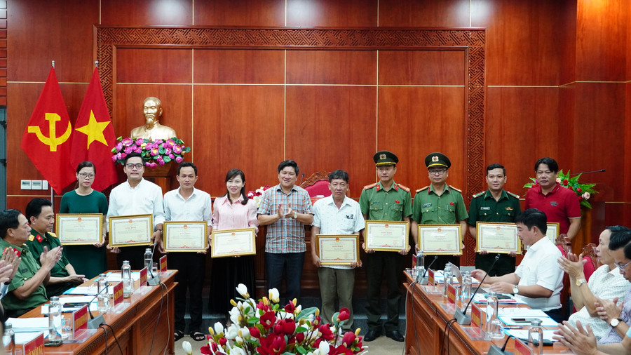 Lãnh đạo UBND tỉnh Cà Mau tặng bằng khen cho các cá nhân đạt thành tích trong công tác tuyên truyền IUU. iuu-7.jpg