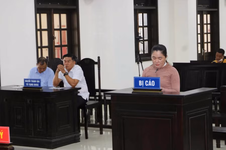 Bị cáo Nguyễn Hồng Nhi tại phiên tòa.