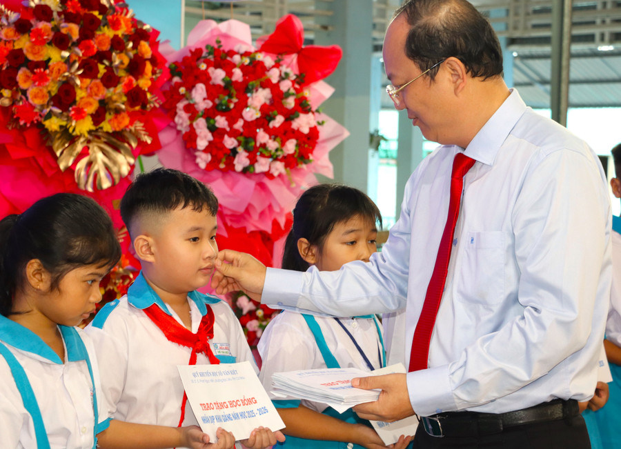 Bí thư Tỉnh ủy Cà Mau Nguyễn Hồ Hải trao học bổng động viên trò nghèo vươn lên trong học tập. kg-21.jpg