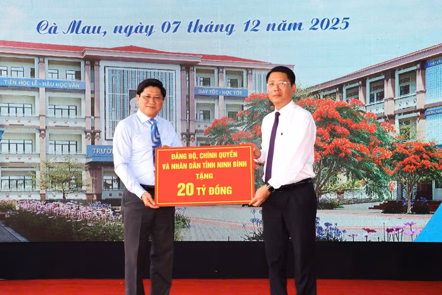 Lãnh đạo UBND tỉnh Ninh Bình trao tặng 20 tỷ đồng đầu tư xây dựng Trường Tiểu học 5 Sông Đốc. 