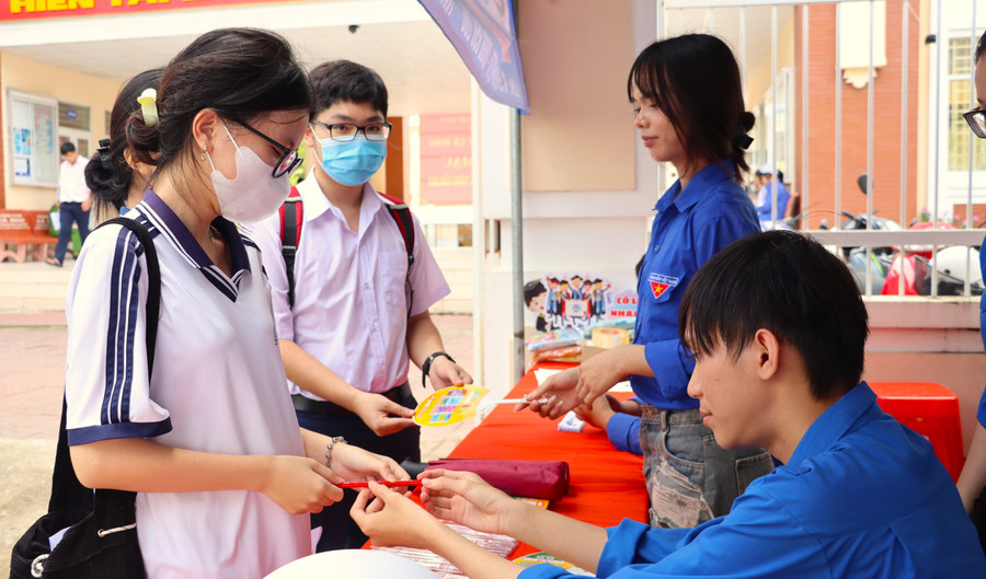 Phát dụng cụ học tập hỗ trợ thí sinh. thi-sinh-ca-mau-1.jpg