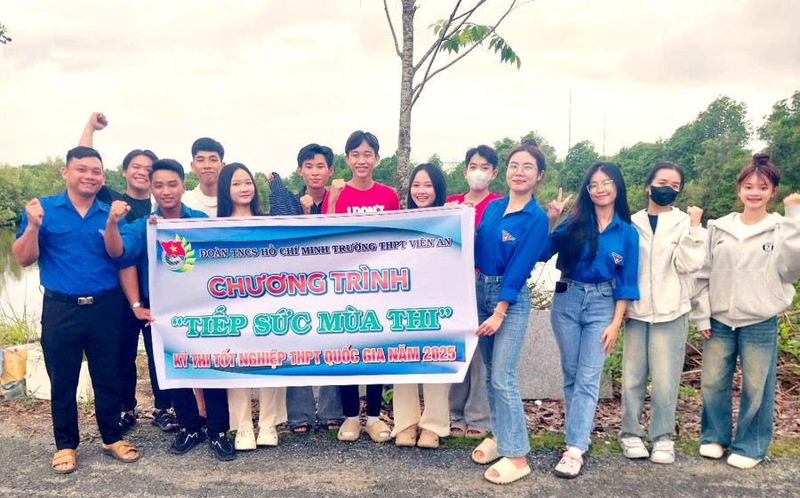 Đoàn viên Trường THPT Viên An hỗ trợ thí sinh đi thi. gen-h-hoc-sinh-ngoc-hien-di-thi-4.jpg