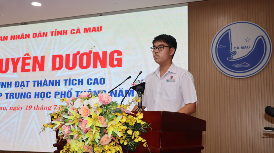Thủ khoa Nguyễn Ngọc Gia Bảo phát biểu tại lễ tuyên dương. img-4196.jpg