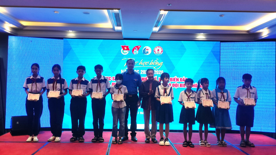 Học sinh nhận học bổng. trao-hoc-bong-truong-sa-8.jpg