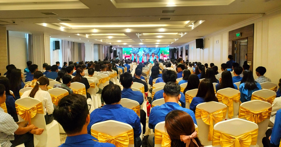 Quang cảnh buổi lễ. trao-hoc-bong-truong-sa-7.jpg