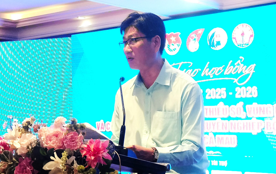 Ông Đặng Trí Thủ, Phó Giám đốc Sở GD&ĐT tỉnh Cà Mau phát biểu tại buổi lễ. trao-hoc-bong-truong-sa-6.jpg