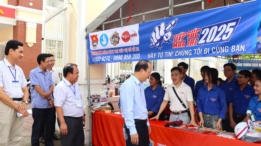 Bí thư Tỉnh ủy Cà Mau thăm hỏi lực lượng tình nguyện viên. bi-thu-kiem-tra-thi-4.jpg