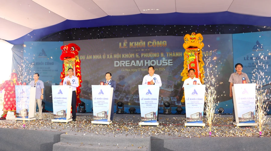 Lãnh đạo tỉnh Cà Mau nhấn nút khởi công Dự án nhà ở xã hội khóm, 5, phường 9, TP Cà Mau. (Ảnh Quách Mến).