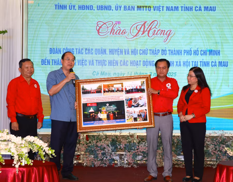 Hội chữ thập đỏ TPHCM tặng quà lưu niệm cho ông Nguyễn Hồ Hải, Bí thư Tỉnh ủy Cà Mau.