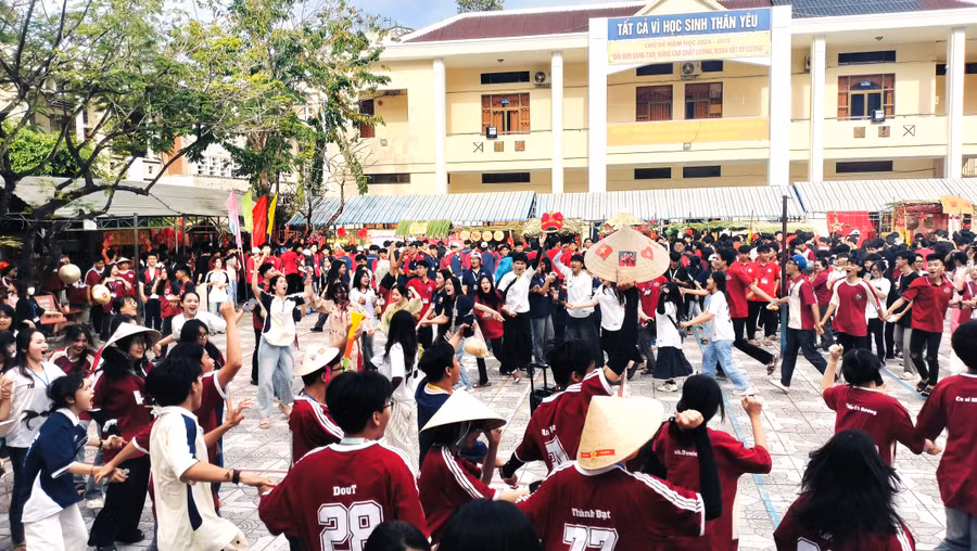 Hội Xuân Yêu Thương tại trường THPT Cà Mau.