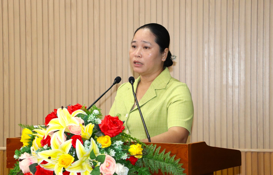 Bà Nguyễn Thu Tư, Giám đốc Sở Dân tộc và Tôn giáo tỉnh Cà Mau phát biểu tại hội nghị chuyên đề đánh giá tình hình thực hiện các Chương trình mục tiêu quốc gia trên địa bàn tỉnh Cà Mau. hoi-nghi-2.jpg