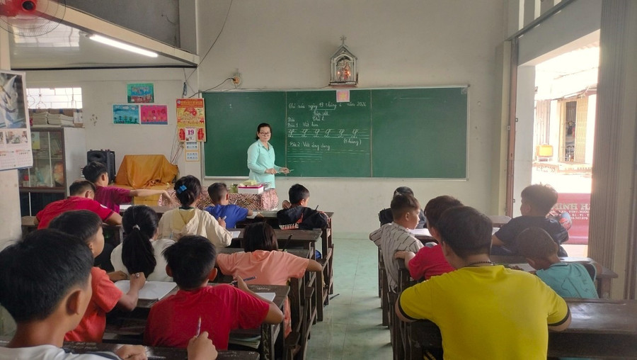 Lớp học xóa mù chữ của cô Lê Thị Thu Thiết. nhung-giao-vien-khong-tuoi-huu-1.jpg