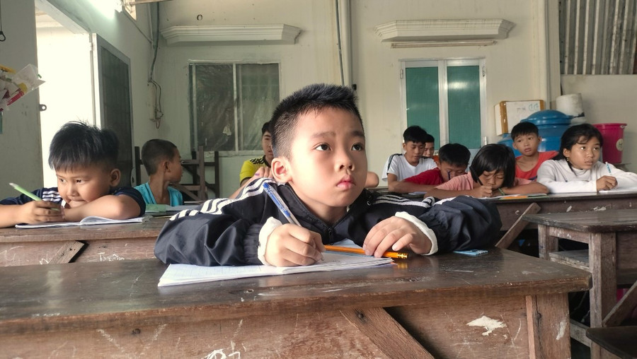 Học sinh chăm chú nghe cô Thiết giảng bài. nhung-giao-vien-khong-tuoi-huu-4.jpg