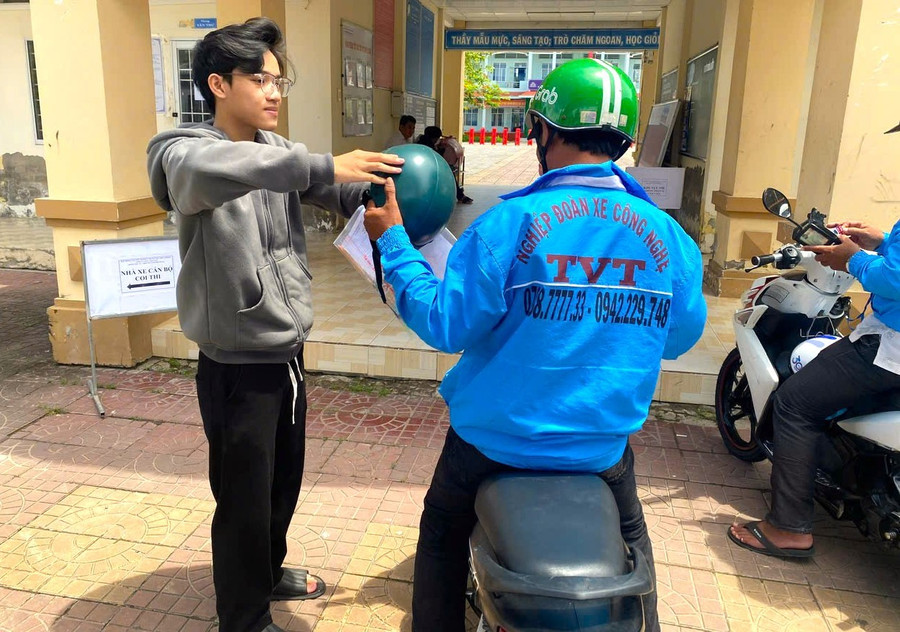 Đội hình xe grap “Vì bạn hỗ trợ” đưa, đón thí sinh của Huyện đoàn Trần Văn Thời, Cà Mau. gen-h-doi-tinh-nguyen-1.jpg