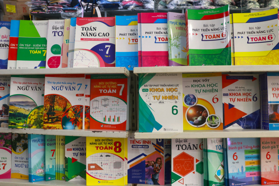 Năm nay, giá sách giáo khoa giảm từ 10 -15% so với năm học trước. sach-giao-khoa-1.jpg