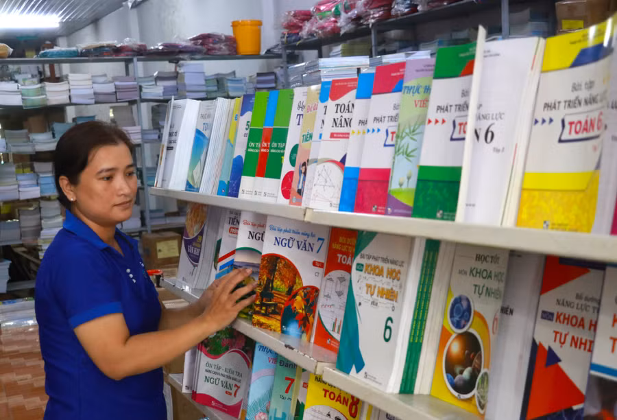 Nguồn sách giáo khoa chuẩn bị năm học mới tại một cửa hàng thuộc Công ty cổ phần Sách – Thiết bị Cà Mau.