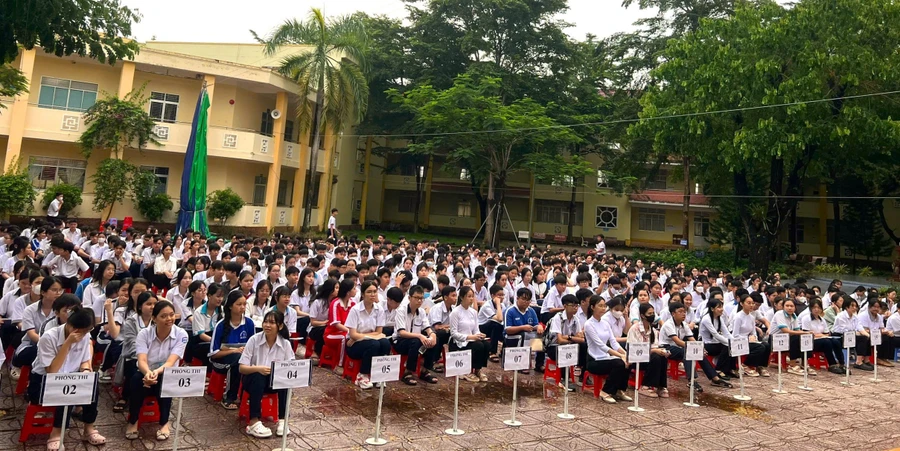 Học sinh tham gia kỳ thi tuyển sinh lớp 10 tại Trường THPT chuyên Phan Ngọc Hiển.