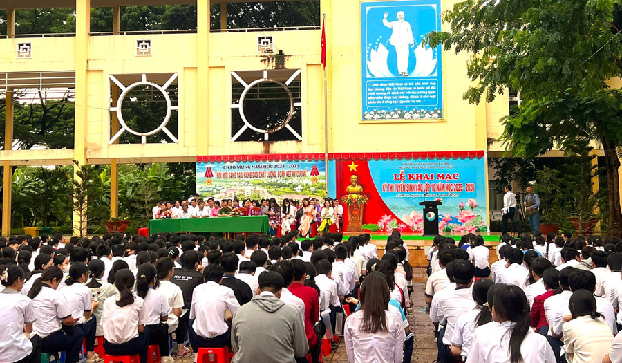 Quang cảnh lễ khai mạc kỳ thi. gen-h-thi-tuyen-lop-10.jpg