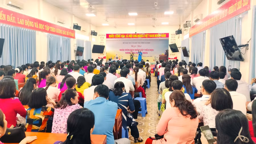 Địa điểm diễn ra lễ khai mạc Hội thi là tại Trường THPT Hồ Thị Kỷ (TP Cà Mau).