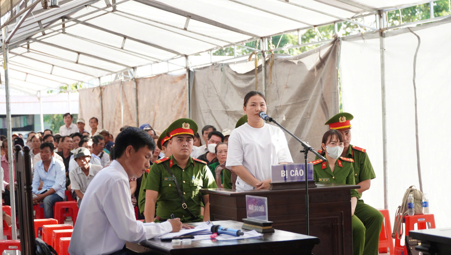 Bị cáo Bùi Hồng Nhi nghe tòa tuyên án. gen-h-toa-xu-song-doc-6.jpg