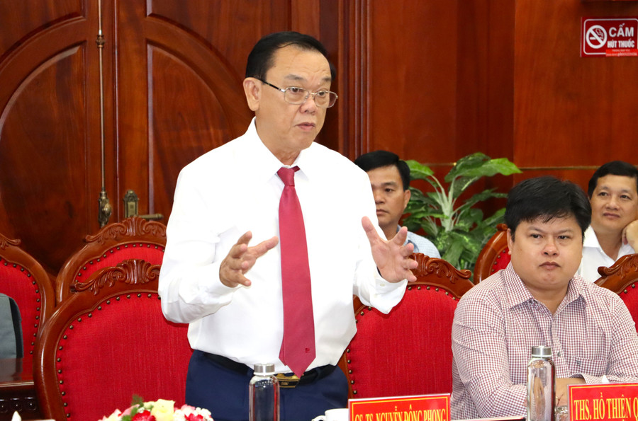 Lãnh đạo Đại học Kinh tế TPHCM phát biểu tại buổi lễ. ki-ket-5.jpg