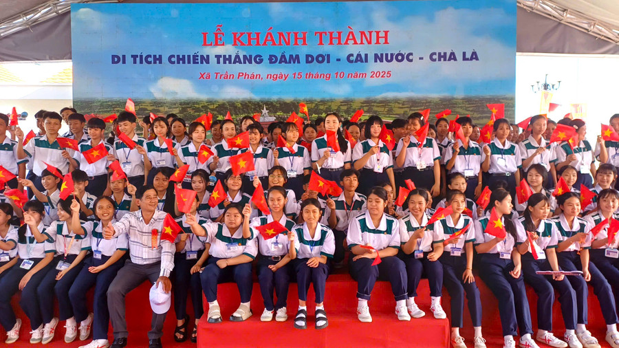 Học sinh chụp ảnh lưu niệm tại Di tích Chiến thắng Đầm Dơi - Cái Nước - Chà Là.