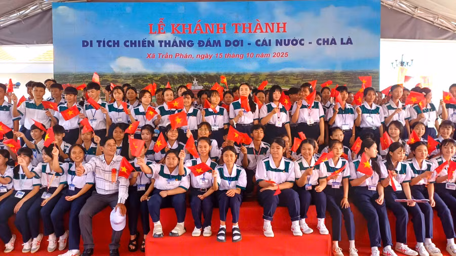 Học sinh chụp ảnh lưu niệm tại Di tích Chiến thắng Đầm Dơi - Cái Nước - Chà Là.