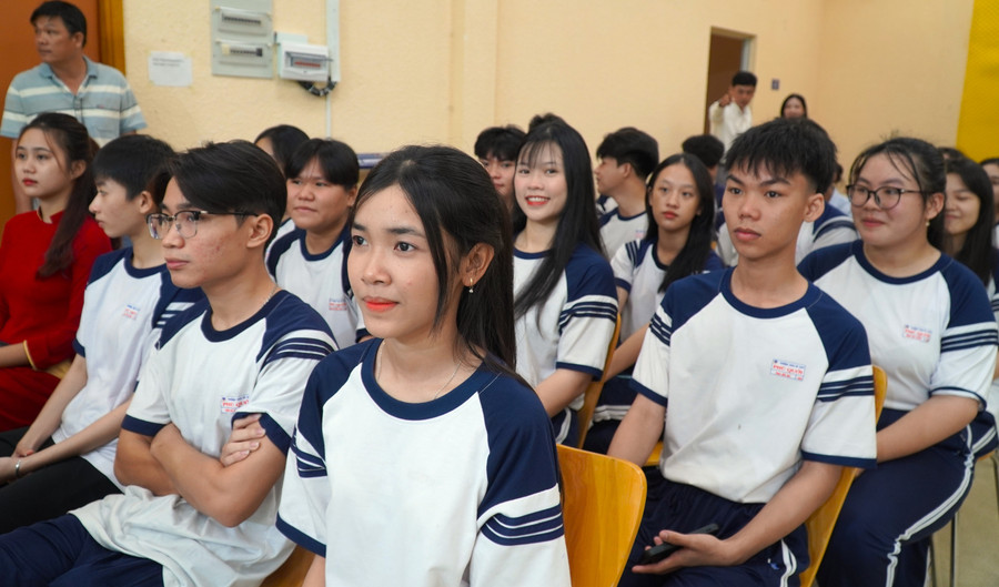 Học sinh hào hứng tham gia chương trình. tu-van-5.jpg