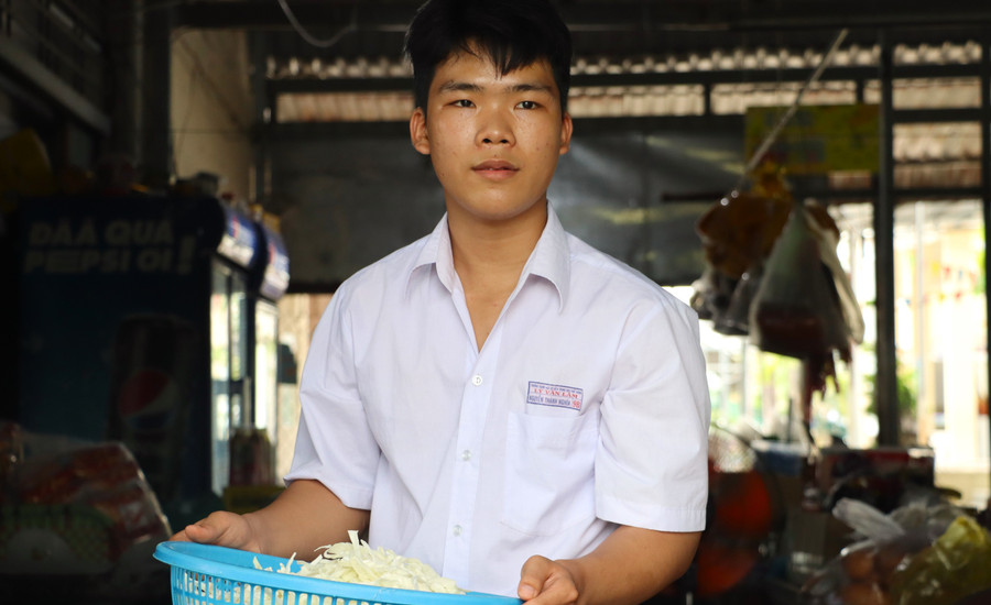 Nguyễn Thành Nghĩa làm việc tại căn tin trường sau giờ học. (Ảnh: Q.M)